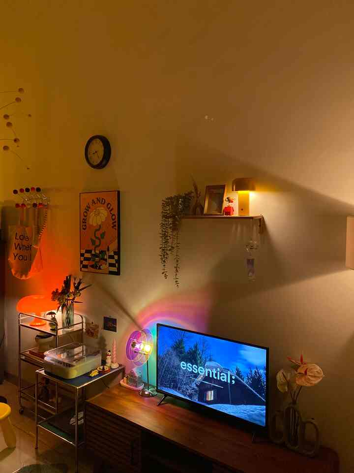 Serene night vibe ✨

Masih terkait styling living room. Ketika malam hari, kami menghidupkan sejumlah lampu dengan pencahayaan warm light yang redup, sehingga menciptakan suasana syahdu dan menenangkan 🪔

Suasana tersebut ingin kami ciptakan karena fungsi ruang tamu —pada area terbatas— adalah tempat berkumpul dan bercengkrama bersama orang terkasih 🫶🏻

Kami baru saja menambah koleksi lampu dengan lampu berbentuk cukup unik yang memancarkan cahaya perpaduan ungu, biru, dan oranye. Seperti cahaya ketika senja🌅

#livingroomstyling #livingroomdecor #livingroommakeover #nightvibe #lightingideas #lightinginspiration #depok #midcenturymodern #maximalist