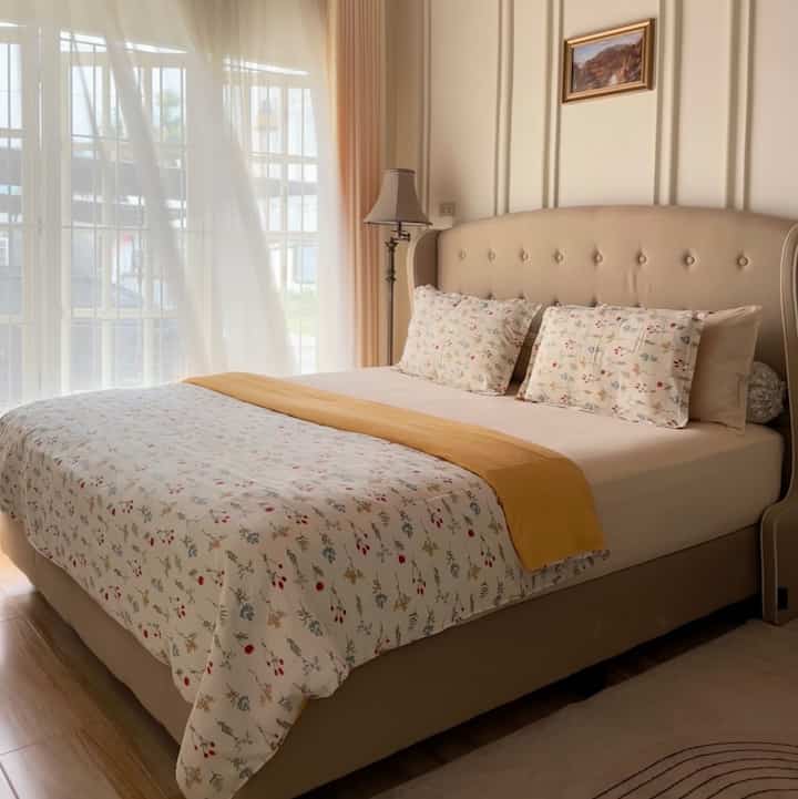 Ruang yang paling membuat nyaman setelah lelah seharian dengan segala aktifitas ya kamar tidur, walaupun kadang bocil bocil ngumpul di sini dulu sebelum ngungsi ke kamar masing masing

#kamartidurutama #idedecorkamar #bandaaceh #livewithkids #decorlowbudget