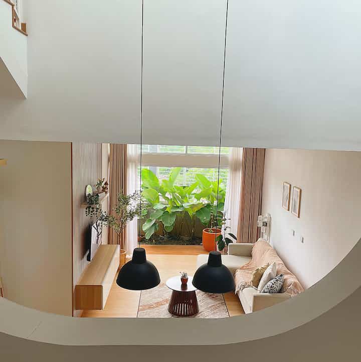 Living room dirumah ini berukuran sekitar 15,8m2 jd lumayan luas. Karena ruang ini tempat berkumpul dengan kluarga jd utk menciptakan kehangatan kami memilih warna2 yg warm sperti beige dan coklat. Krn lumayan luas kita mengisi dengan 
sofa 3 seats, karpet warna coklat. Utk mendekorasi ruang ini supaya lebih menarik, bagian backdrop TV menggunakan woodpanel warna kayu sehingga kehangatan makin terasa.
Semua furniture dan dekorasi yg ada diliving room kami beli ditoko furniture spt sofa dan kabinet tv di ikea.

#livingroomstyling #livingroomdecor #livingroommakeover #livingroominspo #scandihome #splitlevelhouse #rumahminimalis
