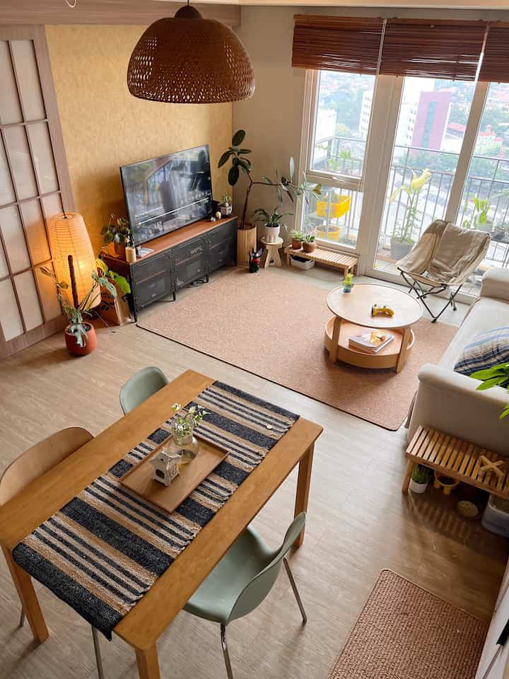 Dekorasi di living room ini kami kumpulkan secara bertahap dan kebanyakan kami beli pada saat traveling. Dibandingkan dengan ruangan yang rapih dan minimalis, kami ingin membuat ruangan yang penuh dengan perintilan dan dekorasi kecil yang penuh kenangan. 🧑🏻👩🏻❤️

#livingroomstyling #livingroommakeover #livingroomdecor #apartement