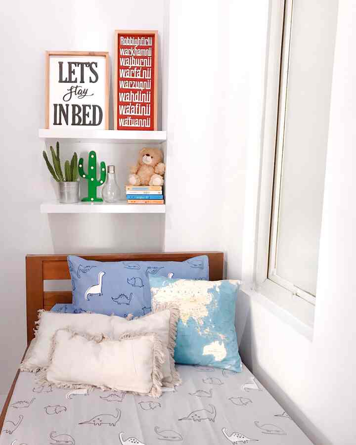 Punya kamar tidur anak dengan space sangat terbatas itu memang kudu bisa meminimalisir perabotan yach. Kamar ini ukuran 2,2x3m menggunakan dipan bekas yang aq bersihkan dan di kinclongin lagi.

Ukuran kasur menjadi point utama biar terasa lega, ini di ukuran lebar 100cm. Buat taruh beberapa koleksi dan pemanis ruangan, penambahan ambalan pada dinding sangat membantu. Gimana ? Kamar ini jd lebih simple, cantik dan khas anak-anak ya.

#minimalis #eclectic #jakarta #surabaya #kamartiduranak #kamaranak #kamarmungil #inspirasikamar #lowbudget #livewithkids
