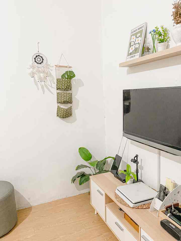 Membangun ambiance warm and white adalah cita cita kami pada setiap sudut ruangan di rumah. Salah satu yang sudah mulai terwukud adalah di living room ini. #livingroomstyling #livingroomdecor #livingroommakeover #livingroom #ruangkeluarga #minimalisroom