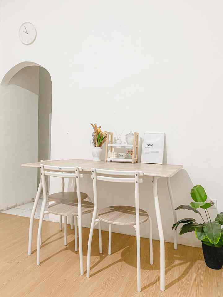 Ruang makan kami menyatu dengan livingroom. Tidak banyak yang kami letakan disini, karena lebih memilih konsep minimalis dan simple. #dinningroomstyling #dinningroom #dinningroomdecor #homedecor #ruangmakan #ideruangmakan #minimalistdinningroom #homeinspo 