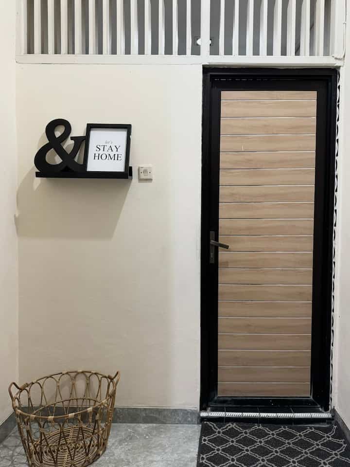 looks dari luar ruangan kamar mandi yang sering di
gunakan untuk tamu .
tidak banyak dekorasi yang kami letakan disini karena luas ruangannya tak terlalu besar.
menggunakan pintu aluminum pvc berwarna natural
senada dengan cat .
serta wall decor dan keranjang baju rotan yg tepat berada di depan kamar mandi

#kamarmandi #homedecor #bathroom
#bathroomstyle #inspirasikamarmandi