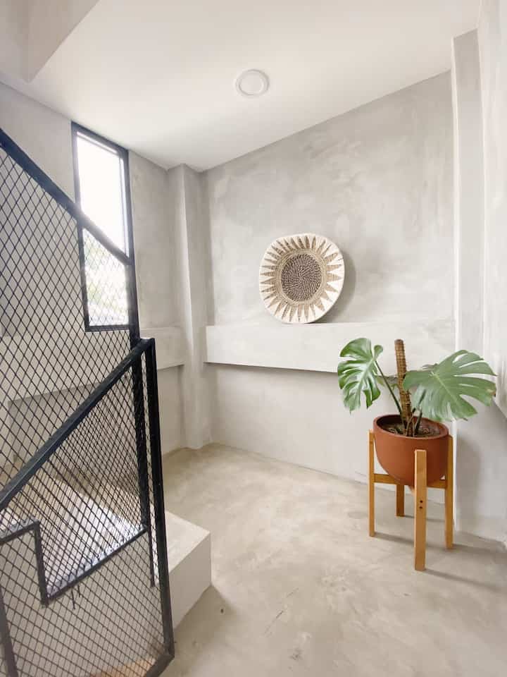 bagian tangga yang paling banyak masuk cahaya, kalo pagi sampai siang.  #industrialhouse #industrialstairs #industrialdecor 