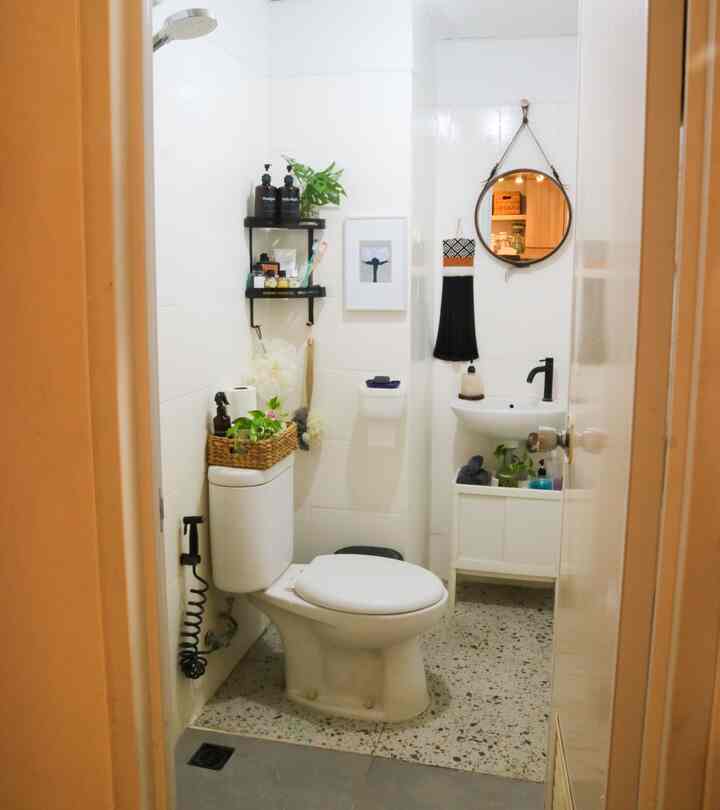 Untuk menyiasati kamar mandi yang berukuran kecil kami mengecat dinding dan plafon kamar mandi kami dengan warna putih agar terkesan clean dan lebih luas.namun, agar tidak terkesan plain kami padu padankan dengan pemilihan granit lantai bermotif terrazo dan granit warna abu bertekstur untuk bagian shower.

#kamarmandi
#bathroom
#inspirasikamarmandi
#aestheticbathroom
#apartmentlive
#tinyspace
#bathroomstyling