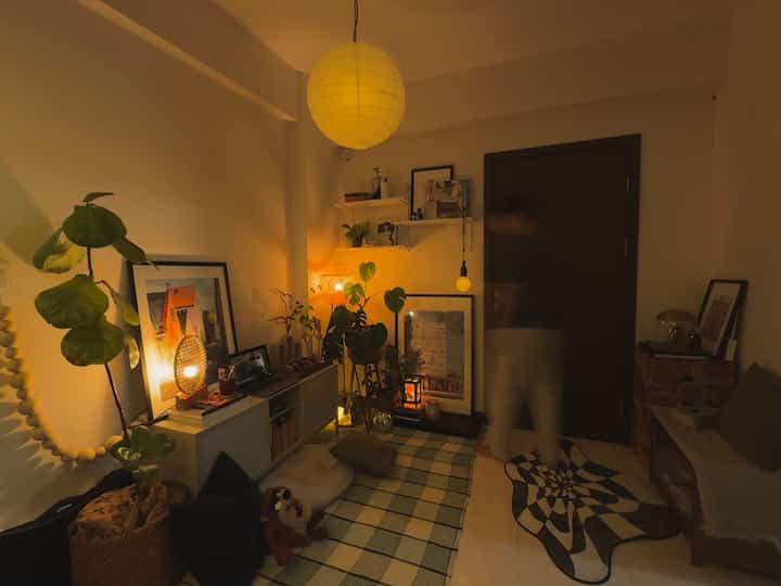 Living room update, dengan menambahkan hanging lamp tanpa kabel, menggunakan lampu batrei yg di cover oleh lampu kertas lampion. Suasana malam seketika menjadi syahdu krn pepaduan ambience light di beberapa titik di living room

#livingroomstyling
#livingroomdecor
#livingroommakeover
#nightvibes
#selasarapt
#livingroomapartment
#ambiencelight

