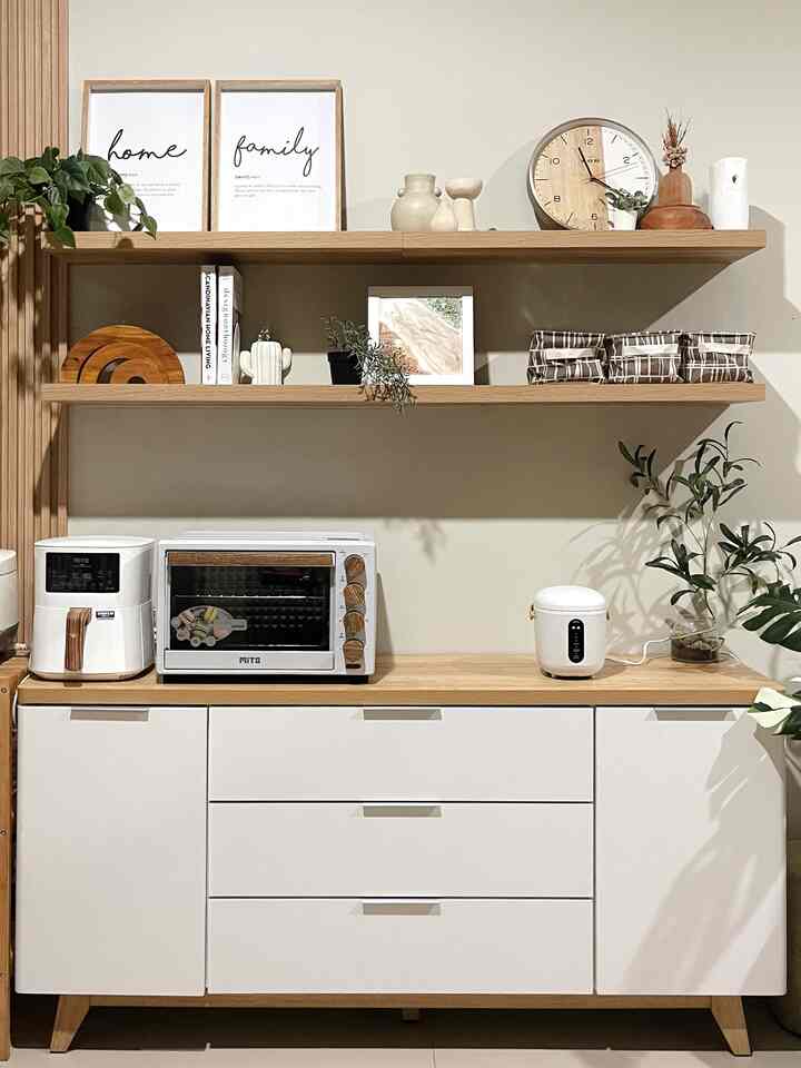 Salah satu area paling estetik dan senang untuk in frame. Untuk perintilan dekorasinya ga ada yang baru sih, manfaatkan yang lama aja. Semoga bisa awet selamanya. Aamiin
#homedecor #homedecorstyling #livingroomstyling #livingroomdecor #livingroommakeover