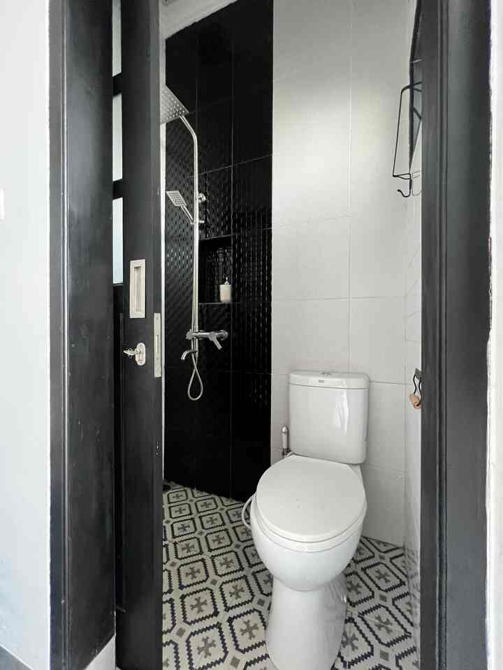 Penampakan kamar mandi dengan ukuran 1x1 meter. Kamar mandi mungil ini menggunakan pintu geser untuk menghemat tempat.

#kamarmandi #kamarmandimungil #minimalist #rumahminimalist #rumahkompak #compacthouse #smallbathroom #minimalist #desainkamarmandi #bandung