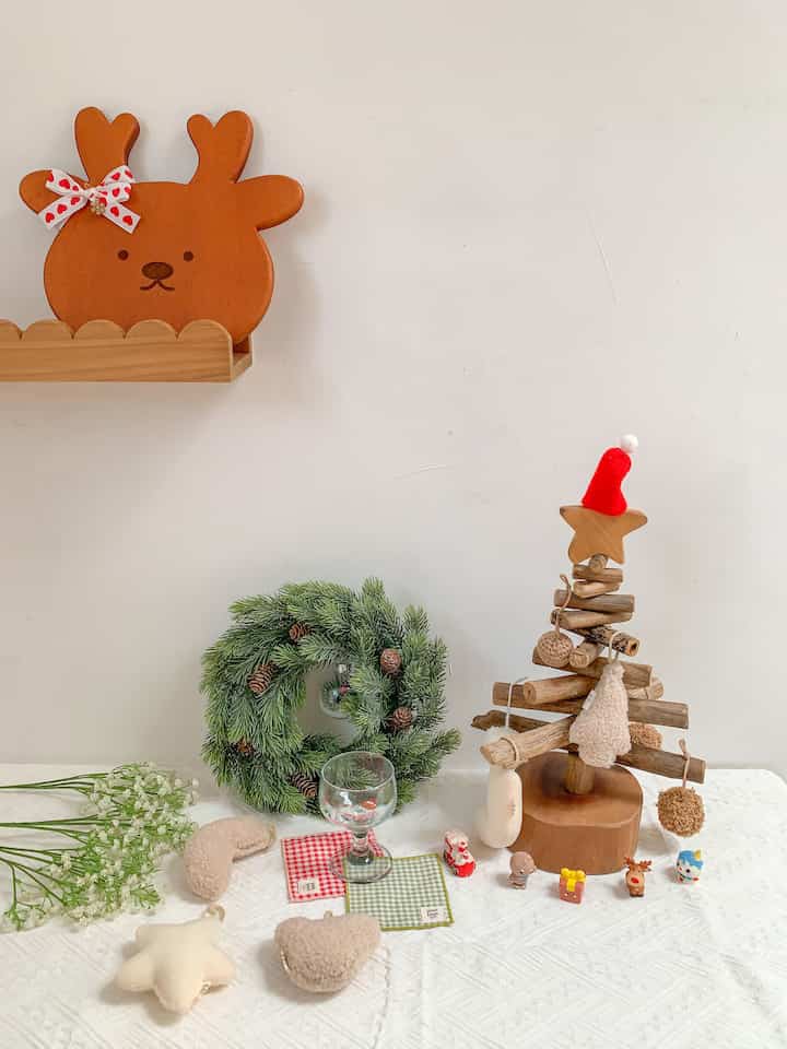 Tampilan dekoran natal di meja living room dibuat simpel aja bertema woody. Kebetulan ada pohon natal model kayu gitu 🫶🏻

#christmashomedecor #christmasvibe #christmasvibes #christmasdecorinspo #christmasdecor #dekorannatal #natal #christmas #christmastree 