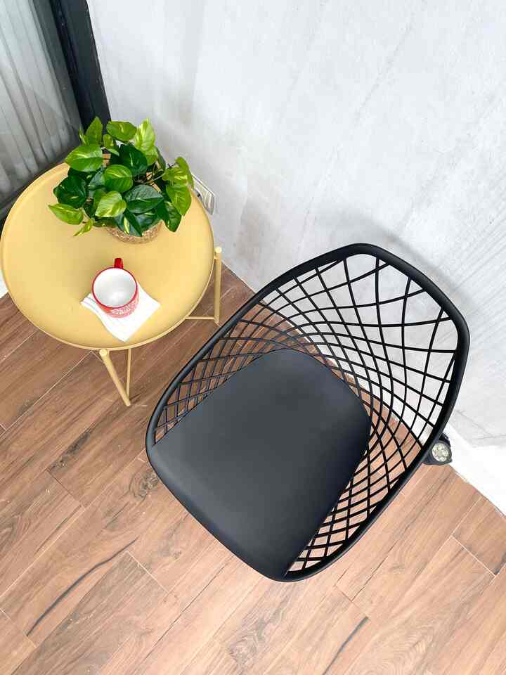 Area balkon ini tempat duduk santai untuk melepas lelah sambil menghirup udara luar, ditemani secangkir teh atau kopi.  

Ini merupakan balkon belakang rumah kami dilantai 2 yang ukurannya lebih luas dibanding balkon depan master bedroom. 

Warna hitam kursi diselaraskan dengan warna  list pintu geser. Tidak lupa aku tambahkan hiasan tanaman artificial berwarna hijau agar terlihat fresh dan kontras dengan meja baki berwarna kuning. 

Betah berlama-lama disini sambil merasakan semilir angin rasanya nyaman dan sangat tenang. 

Semoga menginspirasi sobat Ohouse 😊 

#balkon 
#dekorasibalkon
#balkonminimalis
#inspirasibalkon
#rumahminimalis