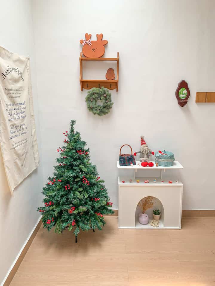 Akhirnya setelah kemarin dekor studio cuman sempet setengah, sekarang udah selesai full decor di sudut pojok sini🫶🏻 suka banget 🫶🏻


#christmashomedecor #christmasvibe #christmasvibes #christmasdecorinspo #christmasdecor #christmas #christmastree #homedecor #dekornatal #natal #pohonnatal 
