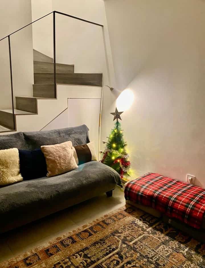 Monokuro house mengucapkan selamat hari natal bagi yang merayakan. Di bulan desember ini, banyak yang menyewa monokuro house untuk acara natal keluarga kecilnya maka kami provide dekor natal tersebut. Yang paling suasana festive banget itu selimut flanel merah dan pastinya slinger party. Harga selimutnya kebetulan murah, tidak sampai 30 ribu rupiah tapi estetik lho. Semoga yang sewa disini banyak senang yaa. 
#christmasdecoration #christmas #natal #japandi #depok #rumahcluster #christmasvibe #christmashomedecor #christmasdecorinspo