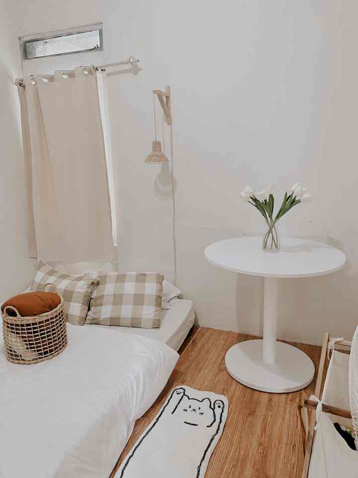 Perkenalkan ini di kamar tidur di rumah dinas yg mungil dengan ukuran 2,7 x 2,5 m
Meskipun mungil kamar ini aku bkin senyaman mungkin dengan dekor serba putih ala korea 🤭🤭
Semoga menginspirasi ya
#kamartiduridea #dekorasikamartidur #inspirasikamartidur #makeoverkamarmungil #kamarmungil #roomdecor #inspirasikamartidurmungil #makeoverlowbudget