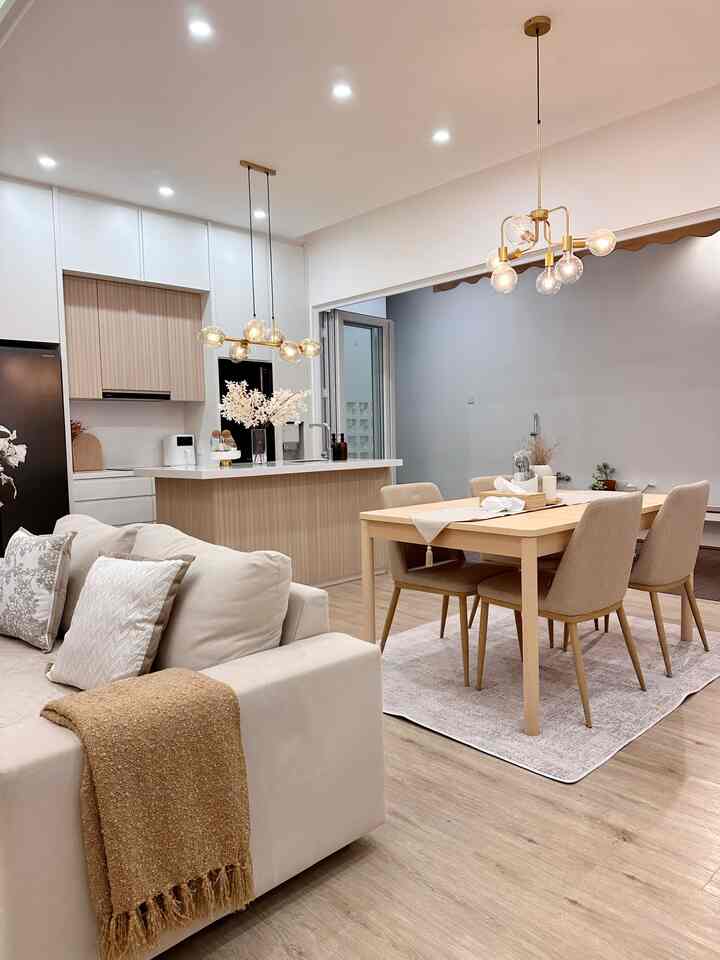 Night vibe~

Aku cukup memikirkan Lighting di 3nd.house agar ruangan terlihat dramatis dan tetap estetik di malam hari.
Selain memikirkan dari sudut pandang estetika kami juga memilih lampu LED untuk jangka panjang. 
Aku menambahkan lampu gantung di atas meja island dan meja makan untuk menambah kesan estetik. Ada beberapa lampu spot juga untuk menerangi foto serta lampu pada plafon guna menambah sumber cahaya ✨✨

Pilihlah lampu sesuai dengan tema dan style rumahmu 🤗

#NightVibe
#LightingIdeas
#LightingInspiration

