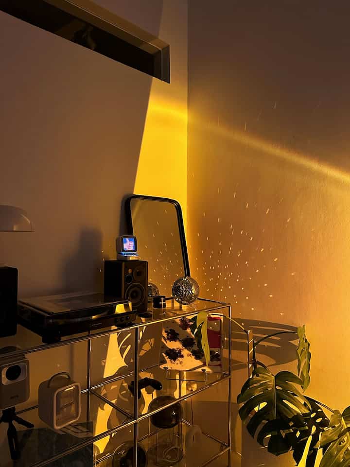 NIGHT VIBE 
-
nightvibe favorit kita ada di sudut ini, kita menggunakan lampu sunset untuk mendapatkan nuansa hangat dan colour full, disco ball untuk mendapatkan pantulan percikan cahaya yang membuat ruangan lebih aesthetic, untuk melengkapi pakai divoom dengan gambar pilihan yang bisa adjust di applikasi 


#NightVibe #LightingIdeas #LightingInspiration #home #homedecor #decoration #warmlight #discovibes #nightscene #homeatnight #angkahouse 