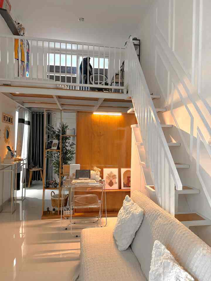 •Night Vibe 🌙✨•
Di malam hari, rumah ini hanya menggunakan cahaya dari lampu LED warm, dan mematikan semua lampu utama, dengan maksud menghemat penggunaan listrik dan karena ingin memberikan warm ambience / suasana hangat di malam hari ✨ 

#NightVibe
#Lightingideas
#Lightinginspiration
#RumahMungil
#HomeInspo
#RumahMezzanine