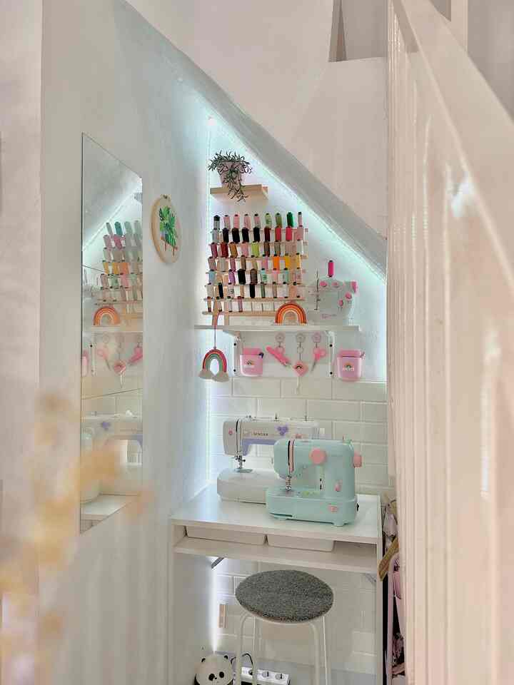 Night Vibe di Sewing Corner ⭐️🌙
Sebagai kaum yang punya hobi jahit, tentunya ingin ruang jahit ini jadi menarik, meskipun ruang ini hanya memiliki ukuran 0,7 x 1 meter namun aku bisa menjahit dengan nyaman disini ☺️
#sewingroom #homestyling #sewing #homedecor #NightVibe
#LightingIdeas
#LightingInspiration