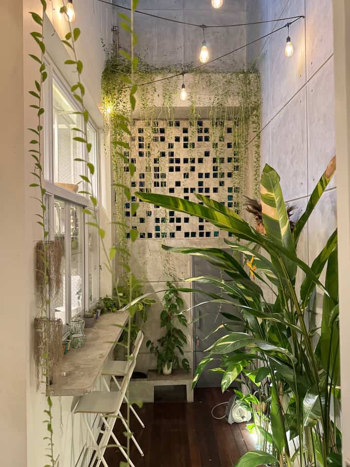 MY INNERCOURT AT NIGHT

inilah alasan kami gak pakai gorden di living room dan dapur, karena pemandangan innercourtnya terlalu cantik untuk ditakuti di malam hari. 

Kami memasang lampu tancap tanah, lampu gantung dan lampu sorot semuanya dengan warna warm white di taman belakang.

Alih-alih menakutkan, taman ini malah terkesan romantis, hangat dan menenangkan. Kami sering ngopi dan ngobrol di meja panjang di taman ini. 

Tips untuk kalian yang mau bikin taman juga, usahakan jangan gunakan lampu warna putih terang. Tapi gunakanlah lampu warm white agar tercipta ambience hangat dan romantis kaya gini 🥰

#rumahsemak #nightvibe #lightningideas #lightninginspiration #innercourt #backyard #industrial #tropical #bintaro #tangerangselatan