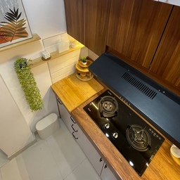 (Period1Tema4) Dapur mini dengan bentuk leter L
Dapur mini ini letaknya ada di dekat ruang tamu. Karena diarea sini open space, jadi udah pasti terlihat. Sengaja di design tidak terlalu luas karena memang bukan dapur yang digunakan untuk masak sehari-hari. 
#dapurminimalist #kitchenminimalist #kitchen #kitcheninspiration #dapur #homedecor #designdapur 