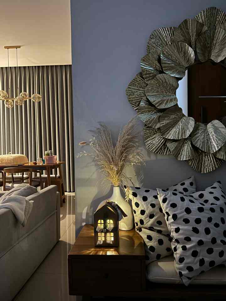 Dengan adanya night lamp selain merubah vibes ruangan menjadi lebin warm, juga menambah kesan estetik. Cocok sekali buat menghidupkan night vibe di rumah.

Berhubung masih dalam suasana Natal, kebetulan sekali aku dapat hampers Pleasant Porch yg ada lampu nya seperti ini.  Pas bgt buat aku pajang sebagai tambahan dekorasi natal di meja foyer di rumah 43 ini✨🤎 

#NightVibe 
#LightingIdeas 
#LightingInspiration 
#Bandung #Cimahi
#RumahDeveloper 
#rumahmungil
#nightview #minimalist #decorlowbudget
#livewithkids 