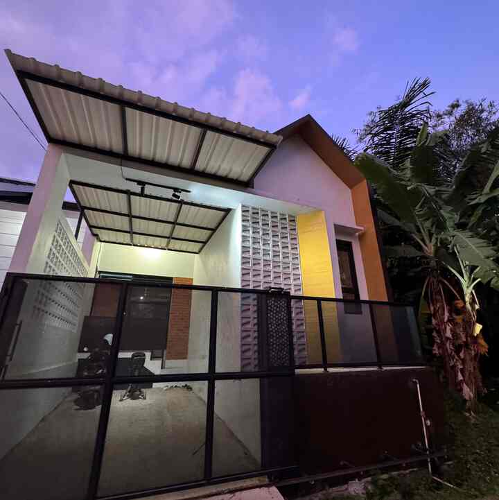 Night vibes fasad kami menggunakan led track light, kebetulan langitnya pun lagi indah 🥹😍✨

#NightVibe #LightingIdeas #LightingInspiration #fasad #minimalist #scandinavian #jabar #rumahmungil #livewithkids 