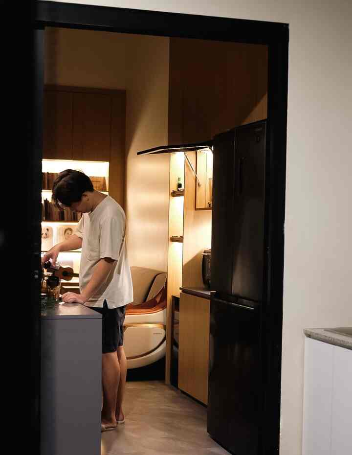 POV : jalan-jalan di suasana malam Ofuro House mulai dari titik semi-outdoor kitchen sampai duduk di sofa living room👀

Part favorit dari menata interior adalah bisa menentukan lampu-lampu detail di dalam rumah. Misal pakai LED di rak pantry, rak buku, sampai lampu gantung di island supaya ambience malam lebih asik!🥰
#NightVibe #LightingIdeas #LightingInspiration #Japandi #ChristmasDecor