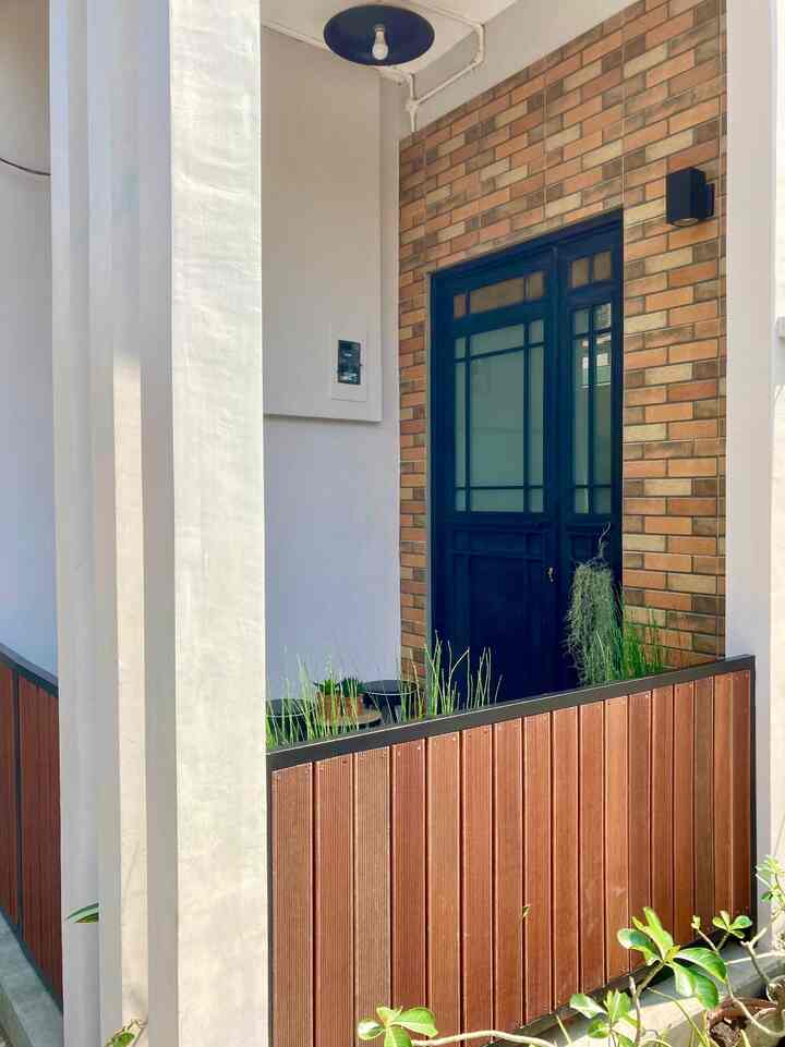 Teras Rumah yang mungil banget ukurannya ini, sudah cukup bagi kami. 

Karena ukurannya yang kecil maka tidak banyak barang barang yang diletakan, cukup kursi lipat 2 buah dan meja kecil  dan tidak lupa anak hejo untuk mempercantik teras mungil ini. 

#terasrumah #teraskecil #industrial #terasmungil  #inspirasiteras #surabaya #inspirasirumah 