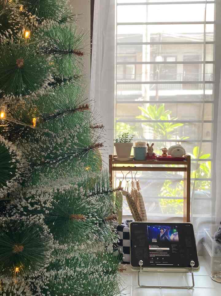 ホリデイ バイブス 🫠
私はただレイエレイエしたいだけです…それは本当に悪いです🥹
休暇に行かなくても生産性を維持できるはずなのに 😙

#ホリデーバイブス #greynaehaus #rumahkecil #rumahdeveloper #koreanvibes #homedekor #woodandwhite