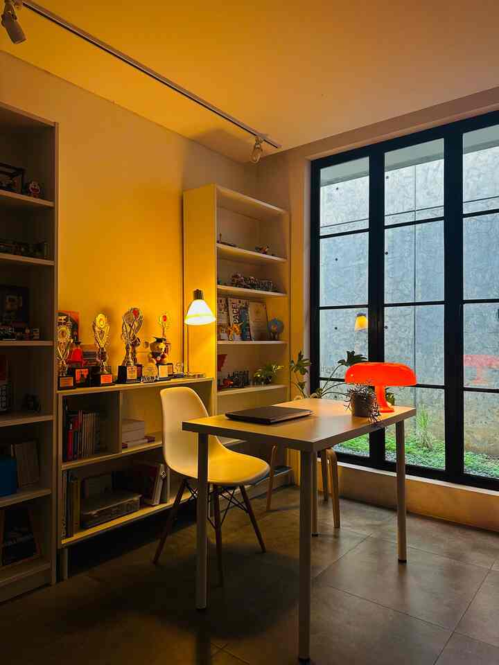 • NIGHT VIBES •
Ini adalah night vibes di home office room RFL House. Suasana hangat dan nyaman yang ingin aku ciptakan dalam ruangan ini, aku wujudkan dengan cara banyak menggunakan table lamp dengan lampu warm white. Di ruangan yang didominasi oleh furniture berwarna putih ini juga, aku sengaja memberikan table lamp berwarna orange yang salah satu fungsinya menjadi point of view dari ruangan ini. Disini aku akan spill beberapa furniture & item dekorasi yang aku gunakan untuk ruangan ini. Semoga mentinspirasi 😊

#nightvibes #lightingideas #lightinginspiration #homeoffice #ruangbelajar #nightview #ruangkerja #scandinavian #scandinavianhouse