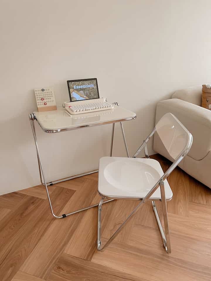 Tips bikin small work space 
Untuk menciptakan ruang kerja tapi ruangan terbatas jangan khawatir ya ini ada tips nya 
Pakailah meja kursi lipat selain bentuknya yg lebih kecil misal tidak dipakai bisa di lipat & disimpan jadi tidak makan tempat 
Semoga menginspirasi 

#workspace
#smallworkspace
#koreanhouse
#minimalis
#tipsmenataruangan
#homedecor
#roomdecor 