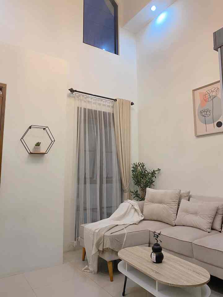 Night vibes di @scandivishouse🛋️
Jujur, aku kurang suka fotoin ruangan di malam hari. Tentu selain karena ga ada sinar matahari, juga karna lampu white di rumahku itu agak redup. Mencoba untuk menyalakan lampu warm white hasilnya jadi kuning begini. Hehe tapi gapapa karena aku pribadi ga terlalu suka terang. Mungkin kalo teman teman merasa lampu itu sangat berpengaruh, lebih baik coba untuk membuat plan khusus perlampuan dari awal pembangunan agar sesuai dengan ambience yang ingin diciptakan.
#NightVibe #Lightingideas #LightingInspiration #suasanamalam #malamdiscandivis 