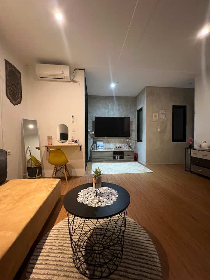 Night vibe di rumahyuqibam ☺️☺️☺️

Ini di masterbedroom kami, dirumahku 70% lighting yang kami pakai itu warm white...gak tau yah suka aja...bawaannya tuh adem suasananya..dan lagi terinspirasi dari cafe-cafe 😂😂😂
Gak papa lah kt aplikasikan di rumah hehehehe

Semoga bisa menginspirasi yah ☺️☺️☺️

#rumahindustrial
#rumahyuqibam
#masterbedroom
#warmwhite
#nightvibe
#Lightingideas
#Lightinginspiration