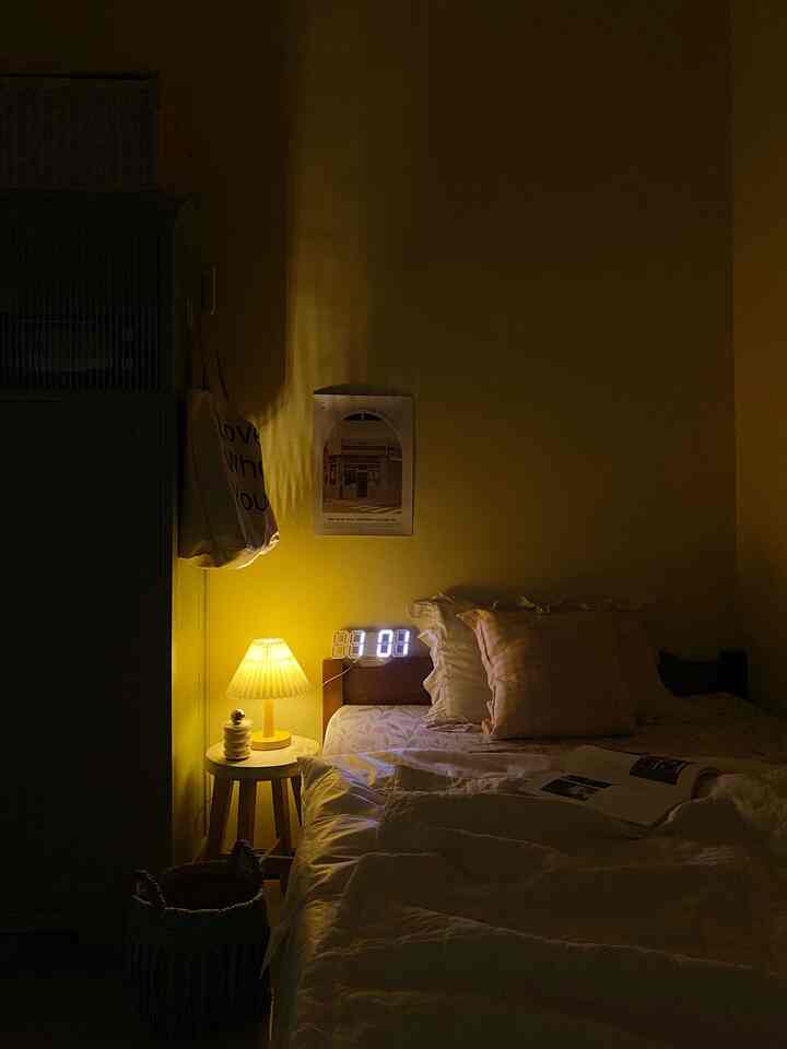 Suasana night vibes di guest room ku. Lumayan cozy nggak sih. Ngga banyak dekorasi di ruangan ini karna selain sebagai kmar tamu, fungsi utamanya lebih ke tempat nyimpen barang tapi nggamau ruangannya berubah jadi gudang!

#nightvibe
#lightingideas
#lightinginspiration
#guestroom