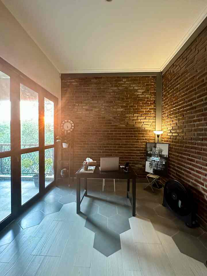 Ruang kerja milik suami ini terbentuk saat pandemi,dahulu suami ingin berkonsep industrial dengan niat awal agar semangat kerja karena kalo wfh yang bersangkutan bawaan nya ngantuk terus 🙊 namun seiring berjalan waktu dan keadaan kembali normal ruang kerja ini sudah jarang digunakan dan karena hanya sesekali maka tidak banyak benda di ruangan ini agar tidak menumpuk debu

#WorkSpace #Workdeskup #WorkingSpace #DeskStyling #HomeOffice #DecorLowBugdet #Industrial