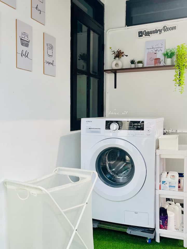 ✨Laundry Room Outdoor✨

Laundry room outdoor ukuran 3m x 1m, memanfaatkan dak beton lantai atas. 
Sepruit tips untuk area laundry room outdoor ini :
✅ Gunakan drainase jika pakai rumput sintetis diarea outdoor, supaya rumput lebih awet dan air tidak menggenang.
✅ Gunakan rumput yang tidak terlalu tebal supaya cepat kering, aku sengaja pakai yg ketebalan 1cm
✅ Pakai roller blind supaya mesin cuci tetap terlindungi dari panas maupun hujan
✅ Pakai alas mesin cuci, supaya mesin tidak lembab
✅ Cek dan bersihkan secara berkala

Semoga bermanfaat 😊

#laundryroom
#laundryroomideas
#laundryroomoutdoor
#servicearea
#laundryroominspiration
#laundryroomdecoration
#lowbudgetdecoration
#depok