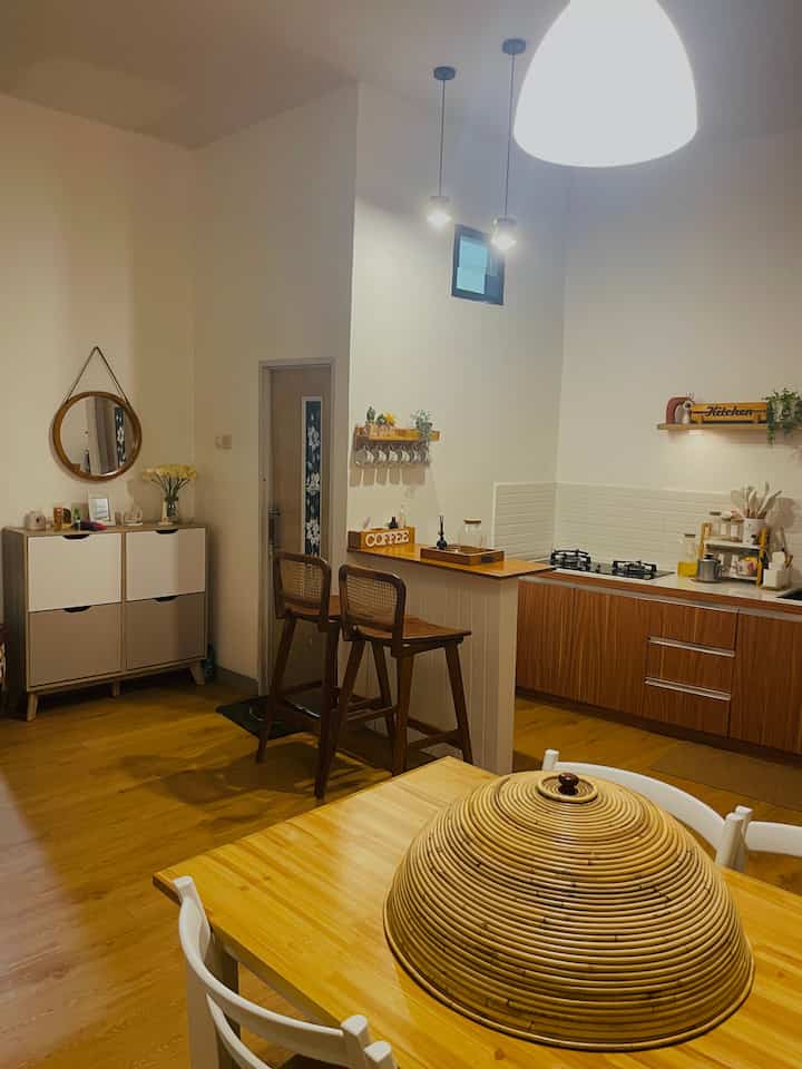 Suasana malam di rumah aku, 
Di ruang dapur dan ruang makan lebih menggunakan lampu gantung dengan warna warm light, untuk di kamar utamanya pakai lampu gantung warm light juga di atas meja kerja, cahaya warm light emg bikin suasanya cozy dan hangat di malam hari 🥰🥰
#NightVibe
#LightingIdeas
#LightingInspiration 
#warmlight
#Nightmode 