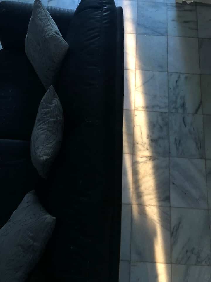 Secercah matahari pagi dari jendela depan, bikin semangat nyuci pagi2 karena pertanda siang bakal panas🤭
Hayooo tetanggaa, siapa disini yang kalo liat matahari dikit langsung gatel mau nyuci bajuu?⛅️

#daylight
#ruangtamu
#cahayapagi
#naturallight
#inspirasiruangtamu
#ruangtamuminimalis 
#khisaku
