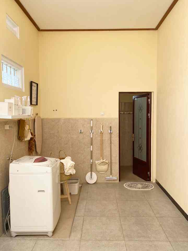 Laundry room yang juga merangkap jadi cleaning area. Beginilah rumah yang dibangun "sendiri". Entah bagaimana komposisi bahannya, yang jelas temboknya tuh batuuuu banget. Paku bener2 gabisa nembus. Sama sekali ga nembus. Bahkan mau pake bor pun itu susaaaaah banget. Hampir seluruh bagian rumahku temboknya bener2 batu. Jadi untuk benda2 yang ringan, pake beraneka ragam gantungan tempel itu solusi banget. Karna jujur capek banget ngebor, asli deh beberapa kali sampe matabornya lepas karna saking batunya tuh dinding 🤣

#laundryroom
#laundryroomideas
#cleaningroom
#idedekorasirumah
#lifehacks
#storagecleaningroom
