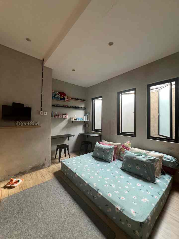 Kalau kamar tidur anak identik dengan warna-warni, aku sedikit berani dengan buat kamar anakku ini ngikutin tema rumah, plan awal buat kamar warna-warni sih, tapi lama-lama mikir kenapa gak buat kamar anak simple sih..
Hemm...mumpung anak-anak ikut aja, jadilah kamar simple ini hehehe...next insyaAllah klo gede kubiarin mereka berkreasi 😆😆😆

Finally, anak-anak suka alhamdulillah ☺️☺️☺️

#kamaranak
#kamarindustrialanak
#rumahindustrial
#NightVibe
#LightingIdeas
#LightingInspiration