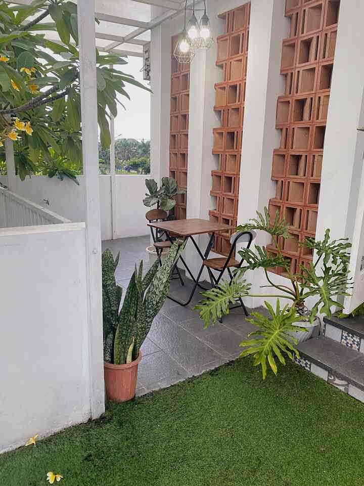 Selain di living room, area balkon ini juga merupakan salah satu tempat bersantai favorit. Layoutnya menghadap barat, memungkinkan untuk melihat sunset saat sedang cerah. Sebetulnya area ini belum didekor dengan detail karena untuk fungsinya selain untuk duduk-duduk juga untuk bermain dengan anak-anak, sehingga butuh space yang luas. Untuk area bermain menggunakan rumput sintetis sedangkan untuk duduk ada kursi dan meja lipat serta ayunan rotan.
#balcony #roofgarden #teras #minigarden #homecafe #bekasi #livewithkids