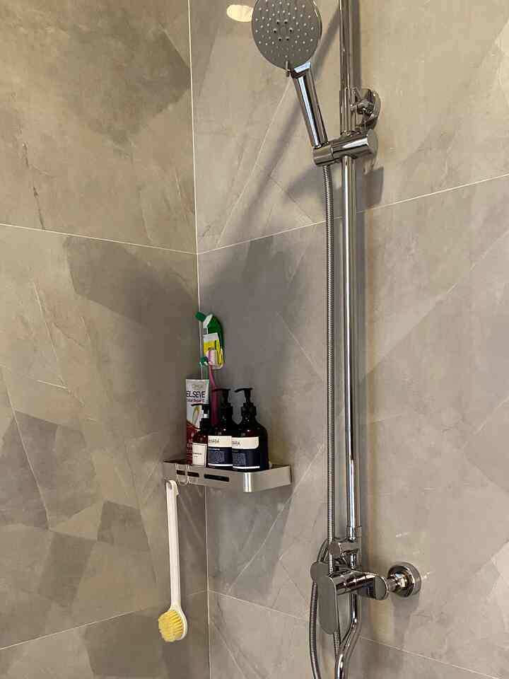 Small bathroom 2x2m. This bathroom is the only one in rumpeas! For the wall, full granite tiles 80x80 to make it look bigger by using a little grout😊


#rumahdeveloper #rumahmungil #50m2 #petparent #bathroomideas #bathroominspo #bathroomvibes