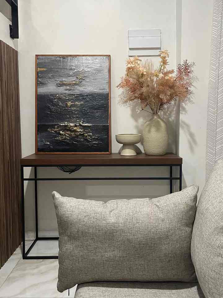 Ruang tamu dengan ukuran 5 meter x 3 merupakan ruang peralihan kita menerima sanak saudara, rekan kerja.Warna dan barang yang kita gunakan pada ruang tamu ini adalah warna abu abu untuk sofa, karpet hitam putih, meja+bangku hitam, dan meja konsol kayu dengan kaki besi Cocok untuk teman serumah kita yang minimalis dengan menggunakan warna-warna netral
#ruang tamu
#industriminimalis
#ruangtamuminimalis
#ruangtamurumah
#ruangtamusedera
#ruangtamupian
