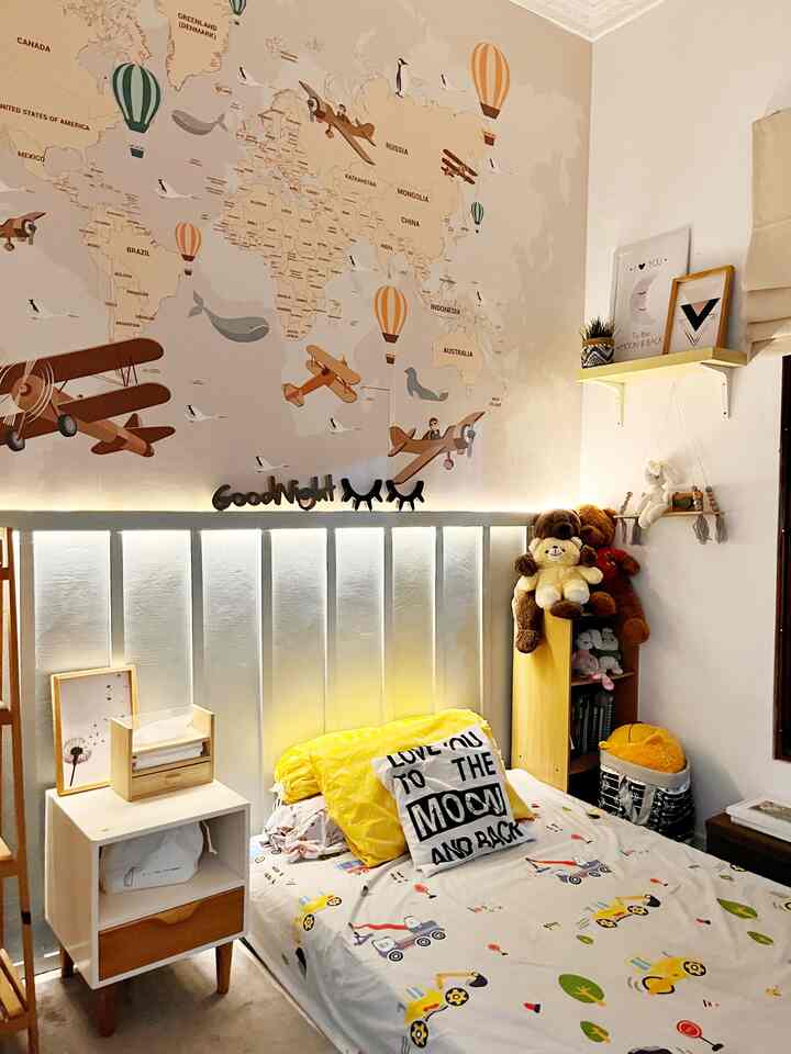 Night vibes dikamar my son.
Salah satu ruangan favorit ku dirumah adalah kamar ini, karena terasa ceria dan hangat. 
Wallpaper dan sprei bercorak ramai cocok dengan karakter anak lelaki yang aktif
#LightingIdeas
#LightingInspiration #nightvibe
#midcenturymodern
#rumahcluster #rumahdeveloper
#decorlowbudget #petparent #kamartidur #rumahyasmine #kamartamu #americanclassic #scandinavian #farmhouse #modernfarmhouse 

