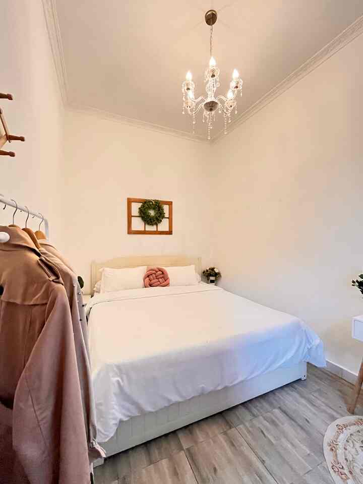 Kali ini night vibes di kamar tamu, aku memasang lampu gantung dengan cahaya hangat. Memang selera klasik ku sangat kuat ya 😆 sprei putih bikin ruangan mungil ini terlihat luas.
Ukuran kamar 2,8x4 M
Kasur berukuran king size memenuhi ruangan tapi enak untuk tidur, karena luas hehehe

#NightVibe
#LightingIdeas
#LightingInspiration
#midcenturymodern
#rumahcluster #rumahdeveloper
#decorlowbudget #petparent #kamartidur #rumahyasmine #kamartamu #americanclassic #scandinavian #farmhouse #modernfarmhouse 

