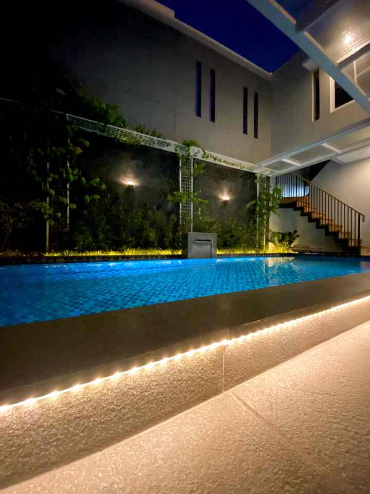Night Vibe di rumah kami 
Untuk area pool kami pasangi lampu dinding dan lampu led strip untuk menampilkan kesan romantis dan cozy

Area tangga dalam rumah dipasangi juga lampu led strip di sepanjang railing tangga sebagai pengganti pencahayaan di seluruh rumah

Untuk area living room kami hanya gunakan lentera led yang membuat kesan ruangan lebih hangat

Area dining room tidak kami berikan pencahayaan apapun karena sudah terakomodir dari area tangga dan pool

#NightVibe #LightingIdeas #LightingInspiration #minimalist #rumahcluster #rumahdeveloper #bandung #livewithkids