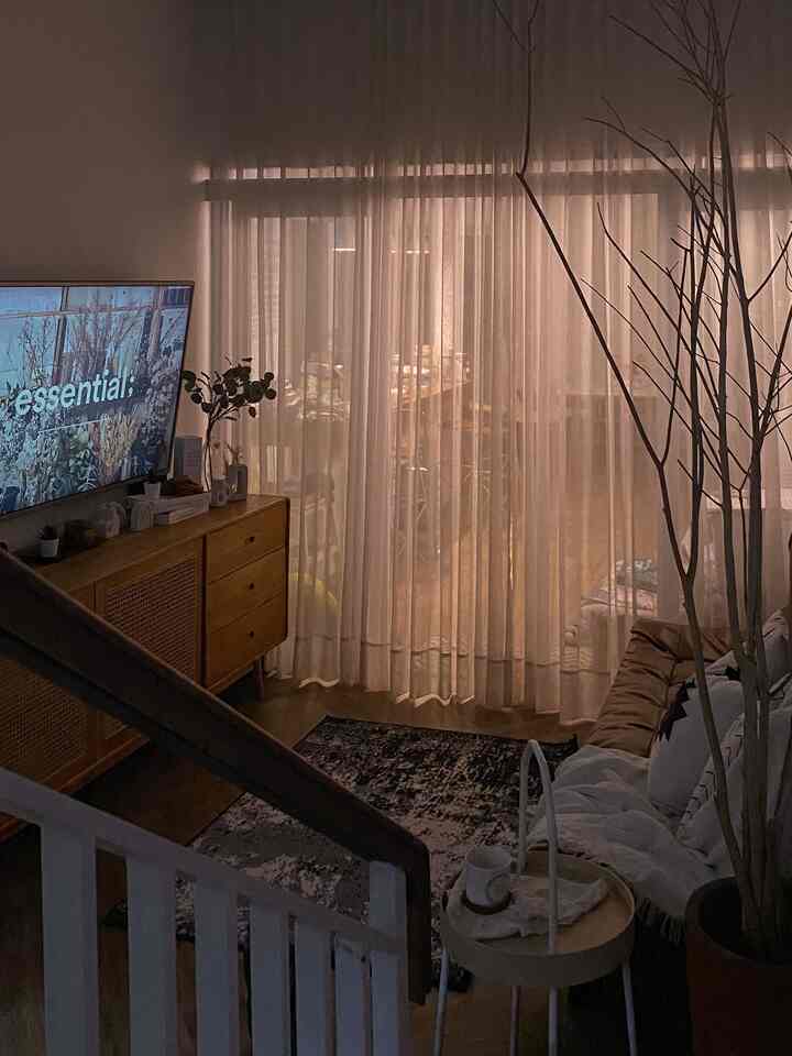 Night Vibes 🌙
—
Dan bila malam,
jadilah temaram,
yang bernalam.
Saudade — Falla Adinda
—
Inilah suasana malam yang ingin dihadirkan di rumah kami, temaram.
—
Temaram; kondisi pencahayaan yang tidak terlalu terang, tetapi lebih ke arah pencahayaan yang lembut dan redup.
—
Untuk itu pemilihan lampu kebanyakan warm bukan white, sehingga menghadirkan kesan redup yang lembut.
—
#NightVibe
#LightingIdeas
#LightingInspiration
#LivingRoom
#BohoHomeDecor
#BohoStyle
#JapandiStyle