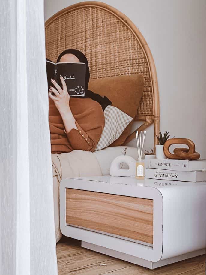 Bedside Table
—
Jika masih memiliki sisa space di kamar tidur, ada baiknya dimanfaatkan untuk bedside table.
—
Bisa untuk menyimpan remote, handphone, kacamata, atau buku bagi yang hobi membaca sebelum tidur.
—
Memberi dekorasi pada bedside table tentunya dapat menambah kesan hangat, namun perlu diingat untuk tidak menempatkan dekorasi yang berlebihan karena dapat menghilangkan fungsi dari bedside table itu sendiri.
—
Menambahkan reed diffuser atau aromatherapy pada bedside table pun dapat membuat suasana kamar tidur menjadi semakin nyaman.
—
#bedroomideas
#bedroomstyling
#bedsidetable
#bohohomedecor
#bedroomdecoration
