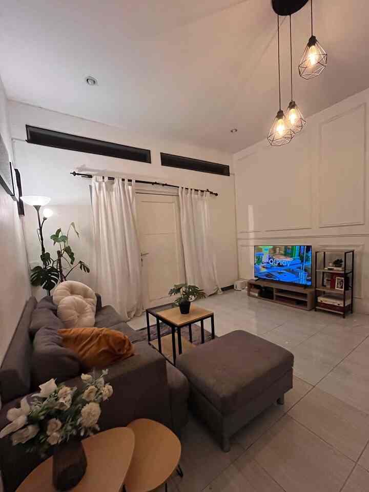 ⭐️Night View in #Muslimhom 💫

Kalau mode malam, dibandingakan menggunakan lampu downlight kami lebih suka menggunakan lampu2 kecil dengan ambience warm white. Bikin ruangan lebih cozy. 
Kalau kalian gimana? Suka lampu warm atau cool saat malam hari? 

#NightVibe #LightingIdeas #LightingInspiration #scandixindustrial #livingroomdecoration #livingroom #rumahdeveloper