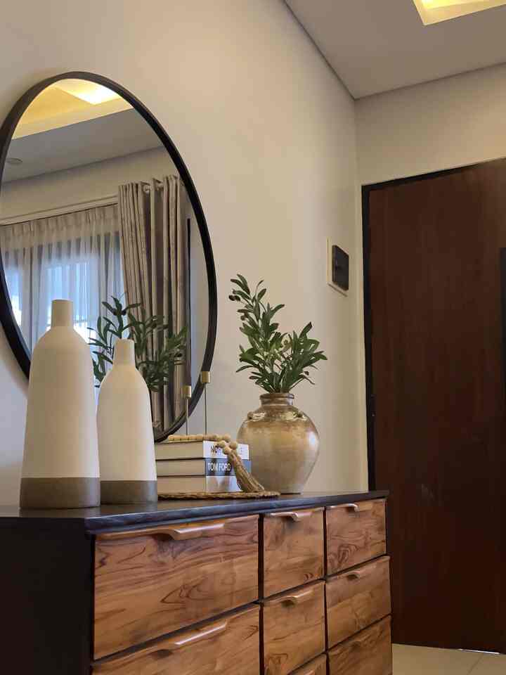 Furniture  buffet  kayu jati dan  cermin besar  berukuran 100cm dengan tone  warna coklat walnut dan hitam  serta penambahan vas bunga, tempat lilin & dummy book sebagai dekorasi dan selling point di area ini adalah cermin.


#foyer
#homedecor
#homedesign
#midcenturymodern
#decorlowbudget
#tangsel